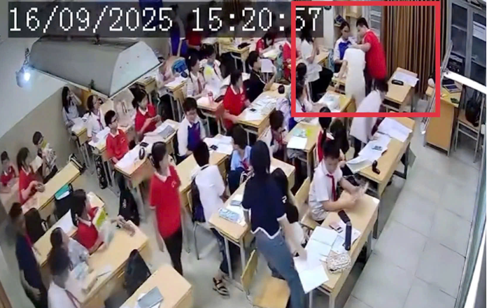 một học sinh lớp 7 giật lại đồ bị tịch thu, rồi ép đầu cô giáo xuống bàn khiến dư luận sửng sốt