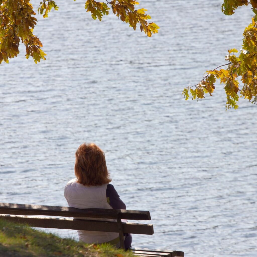 Phụ nữ giống như dòng nước – dịu dàng, mát lành, nuôi dưỡng sự sống